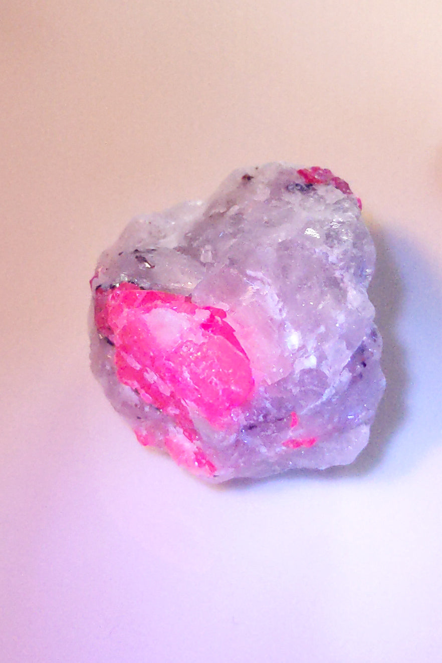 Fluorescent Ruby in White Matrix 26mm 15g