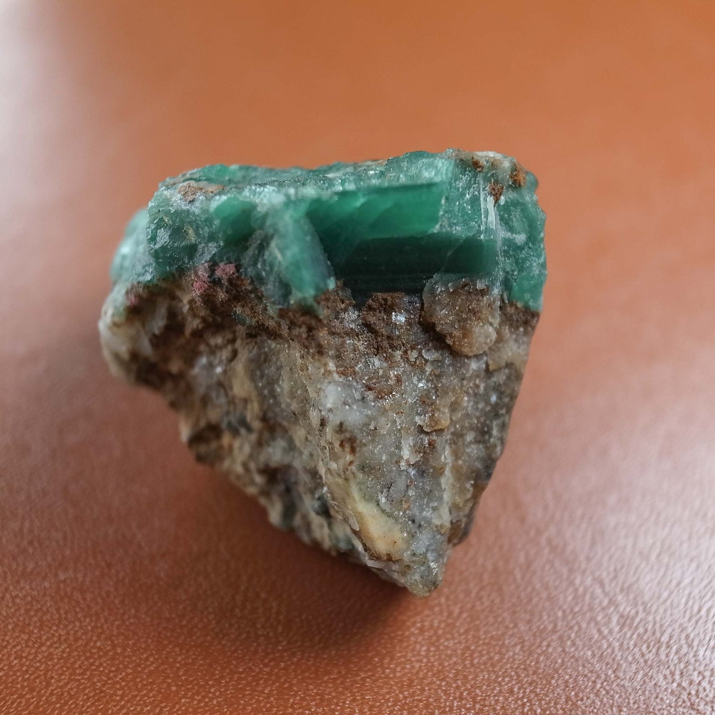 エメラルド クリスタル オン マトリクス 原石